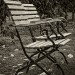Zwei Stühle im Apfelgarten